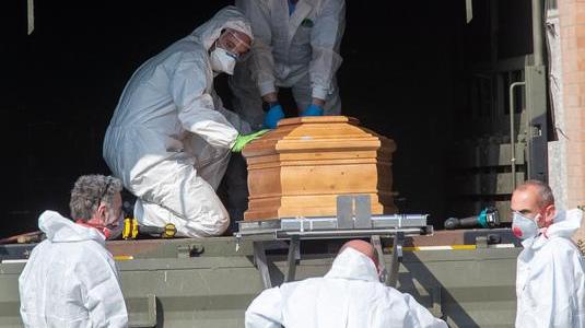 Il corteo delle salme portate dall’esercito Non va tutto bene