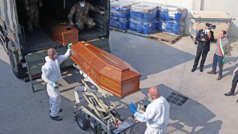 Il vescovo rincuora le famiglie: «La benedizione a tutti i morti»