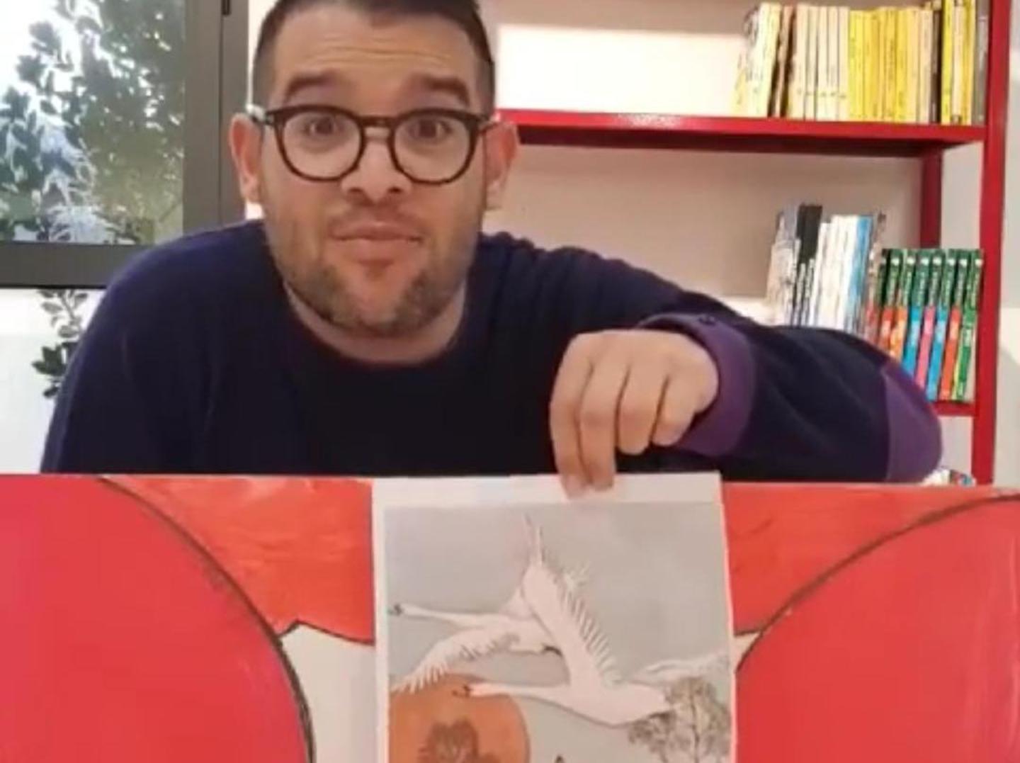 Padru, il bibliotecario interpreta le favole su Facebook 