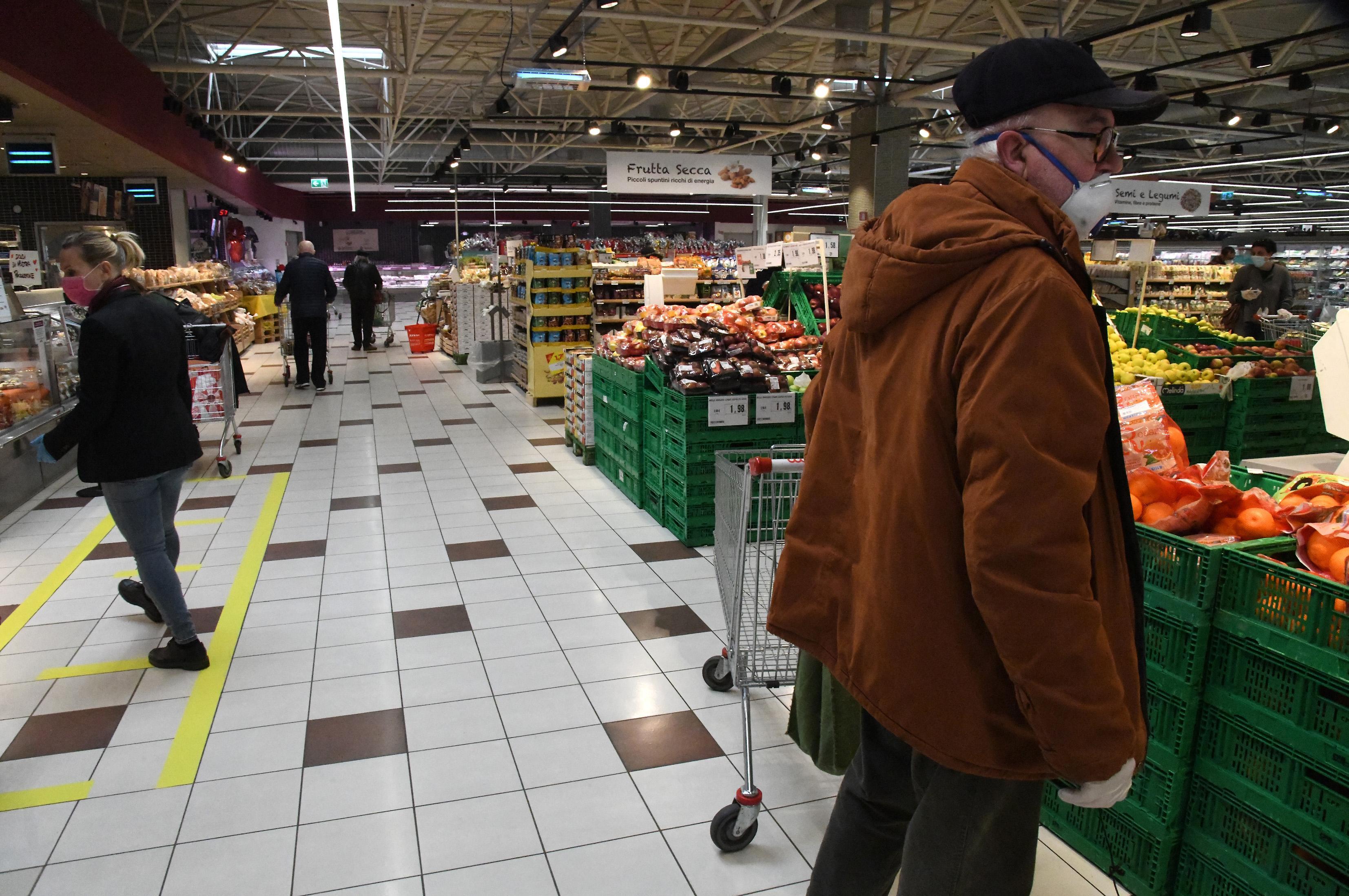 Nuovo decreto: elettricisti, idraulici e meccanici solo per le emergenze. Così la spesa e le consegne a domicilio 