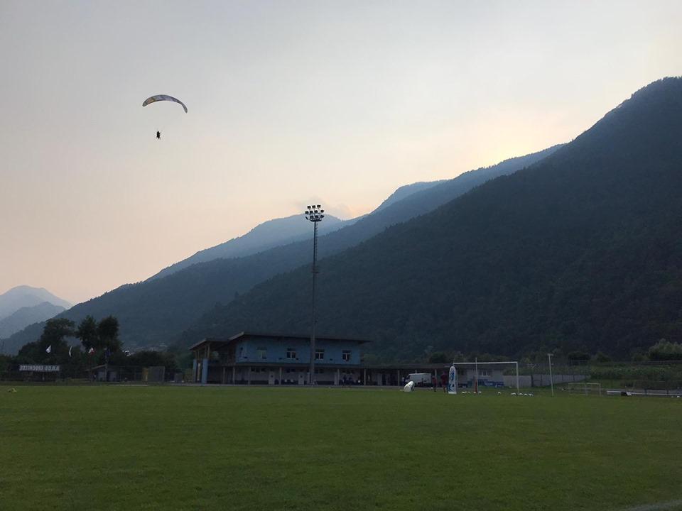 Si lancia col parapendio sulla spiaggia all'isola del Giglio, denunciato insieme alla compagna