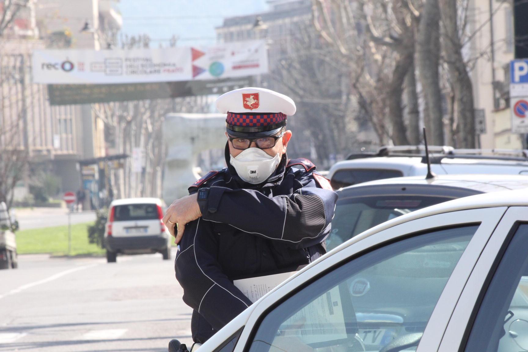 I controlli della polizia municipale in viale Piave (foto Batavia)