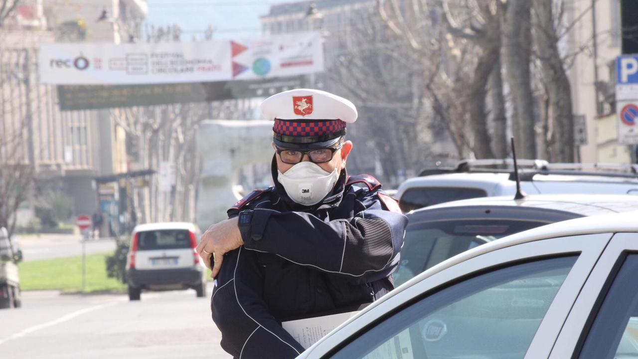 I controlli della polizia municipale in viale Piave (foto Batavia)