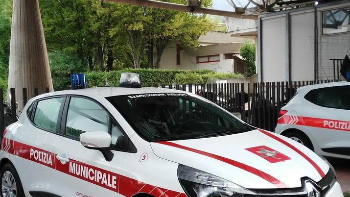 Due positivi tra i vigili urbani di Massa, ma si fa il trasloco