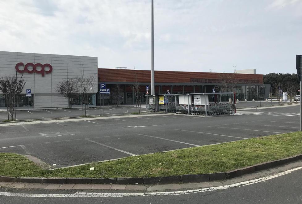 Coronavirus, supermercati chiusi la domenica, i rosignanesi: «Rischio caos negli altri giorni» 