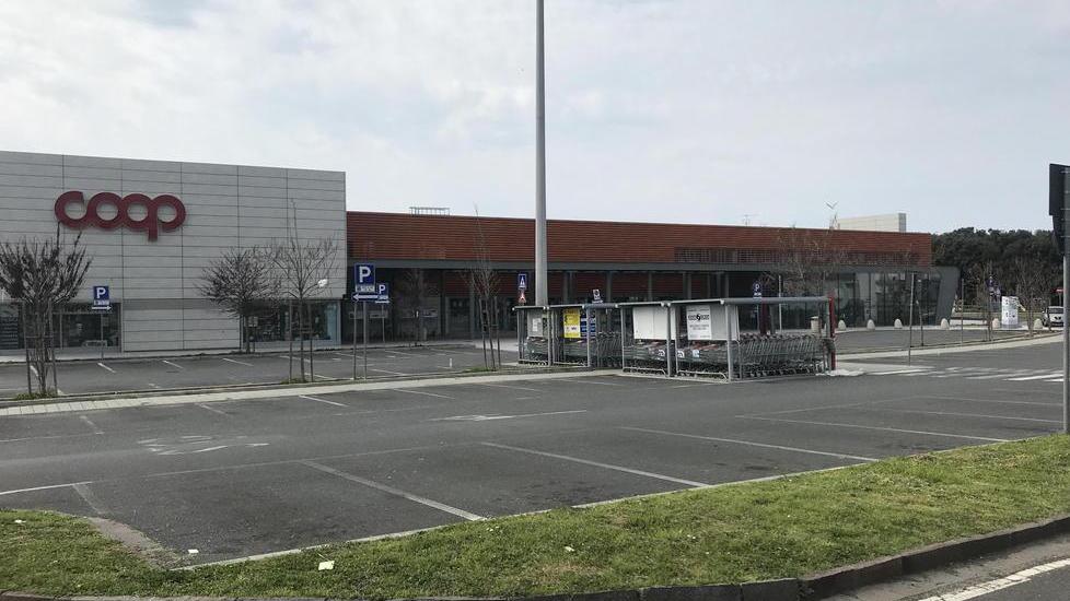 Coronavirus, supermercati chiusi la domenica, i rosignanesi: «Rischio caos negli altri giorni»
