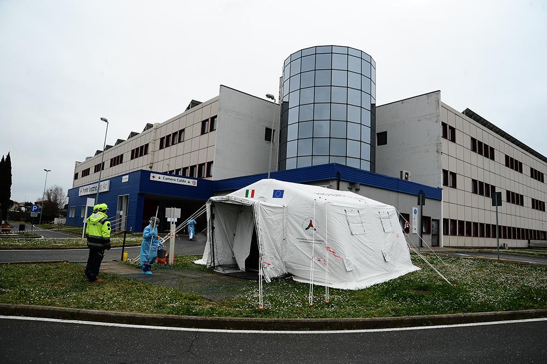 L'ospedale di Cecina e la tenda pretriage (foto Falorni/Silvi)
