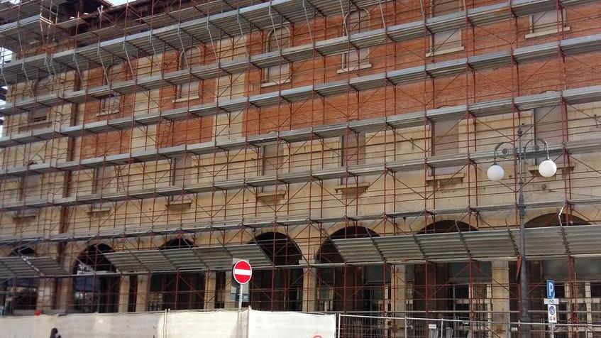 L’ex palazzo della Provincia tra piazza Vittorio Emanuele II e via Pellico