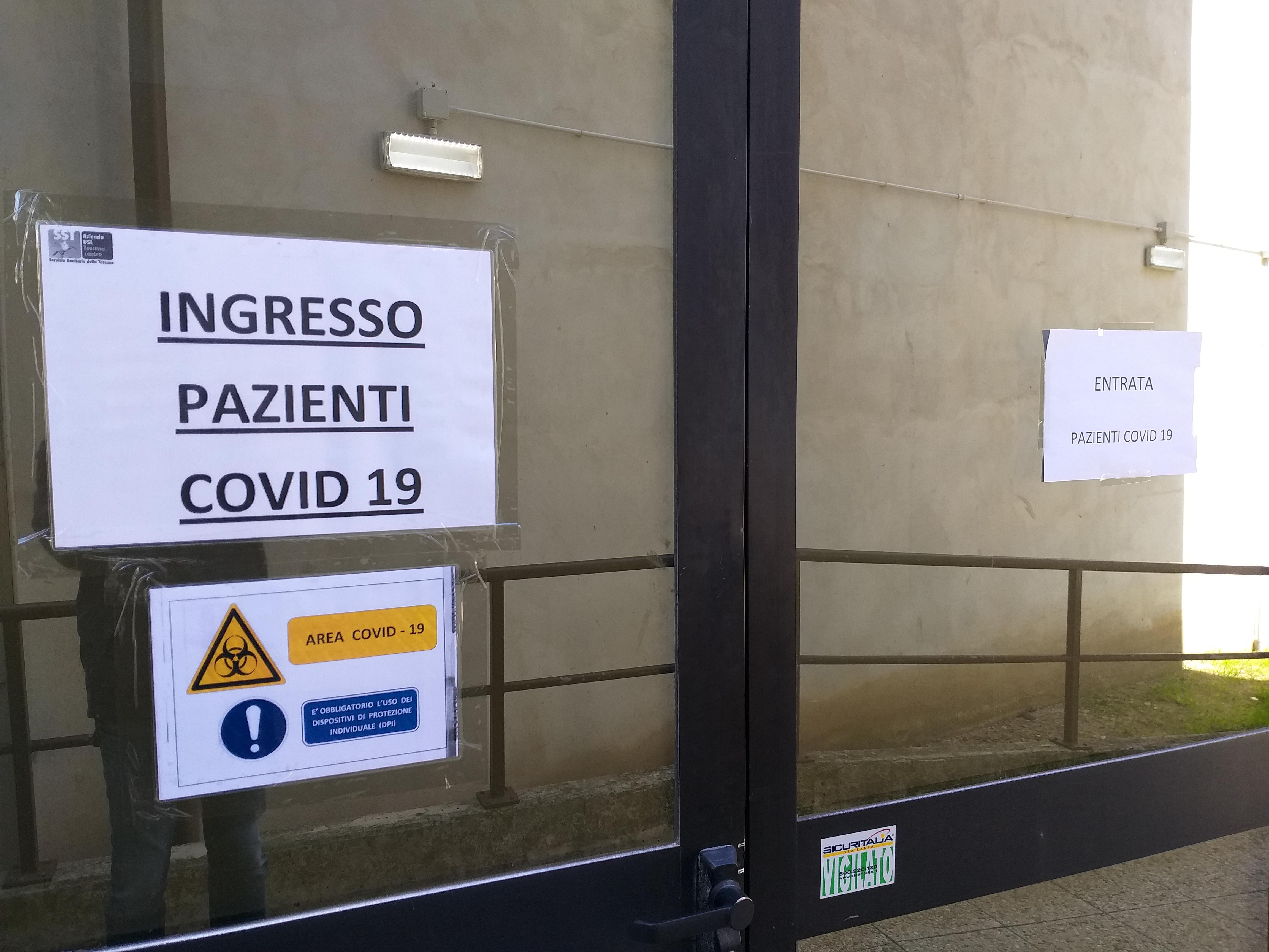 L'ingresso della palazzina ex Malattie infettive del vecchio ospedale dove vengono ricoverati i casi più lievi
