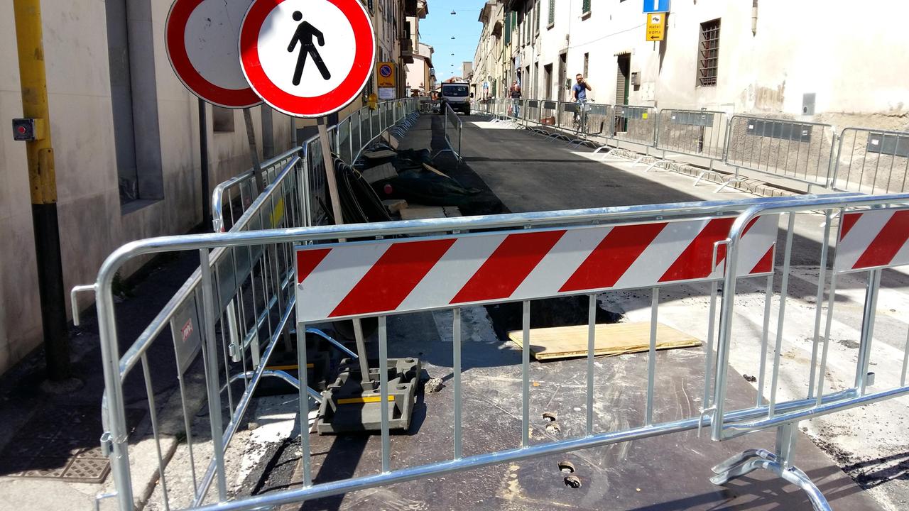 Un cantiere stradale a Prato (foto archivio)