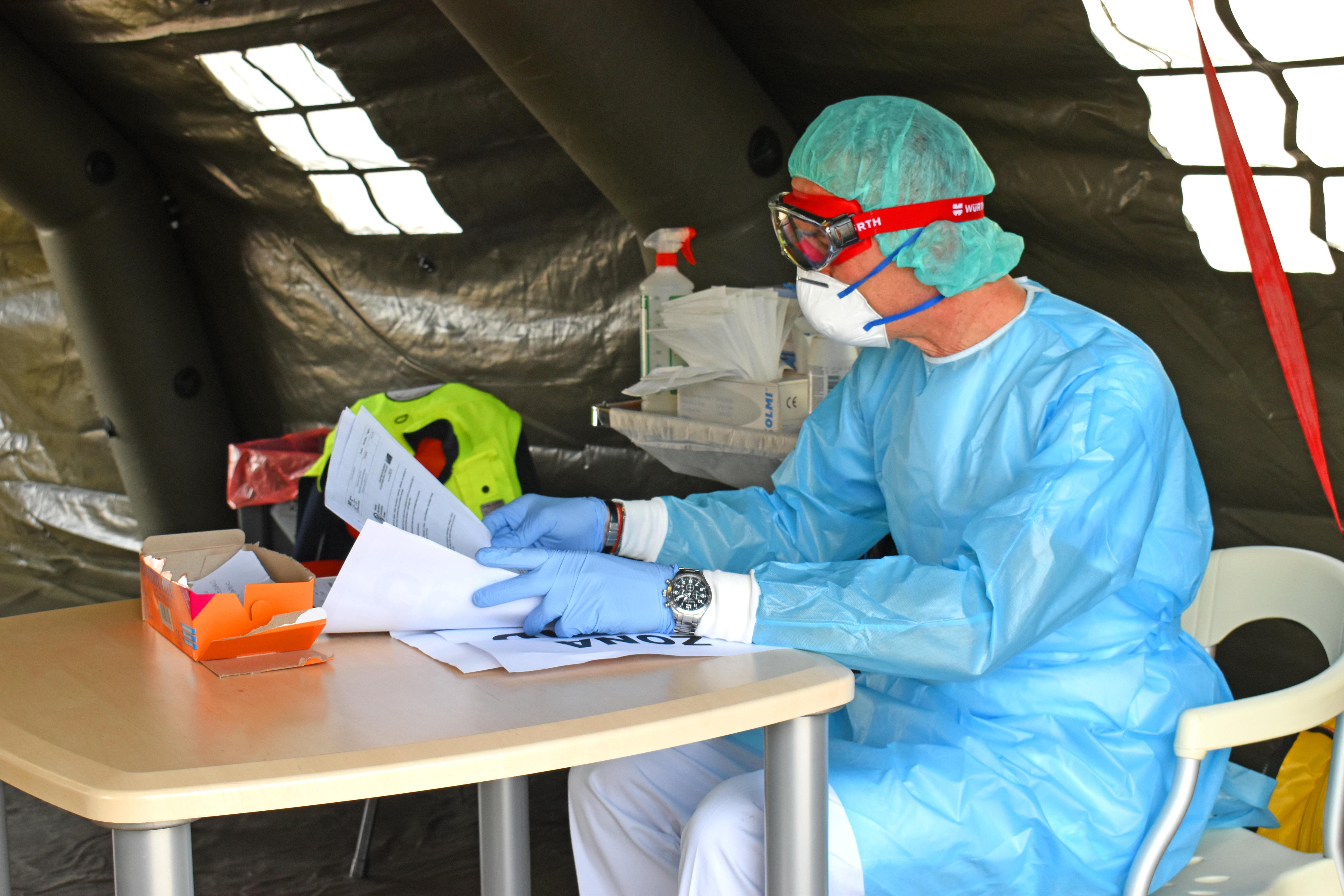 La tenda del pre-triage davanti all'ospedale Sa Jacopo (Foto Gori)