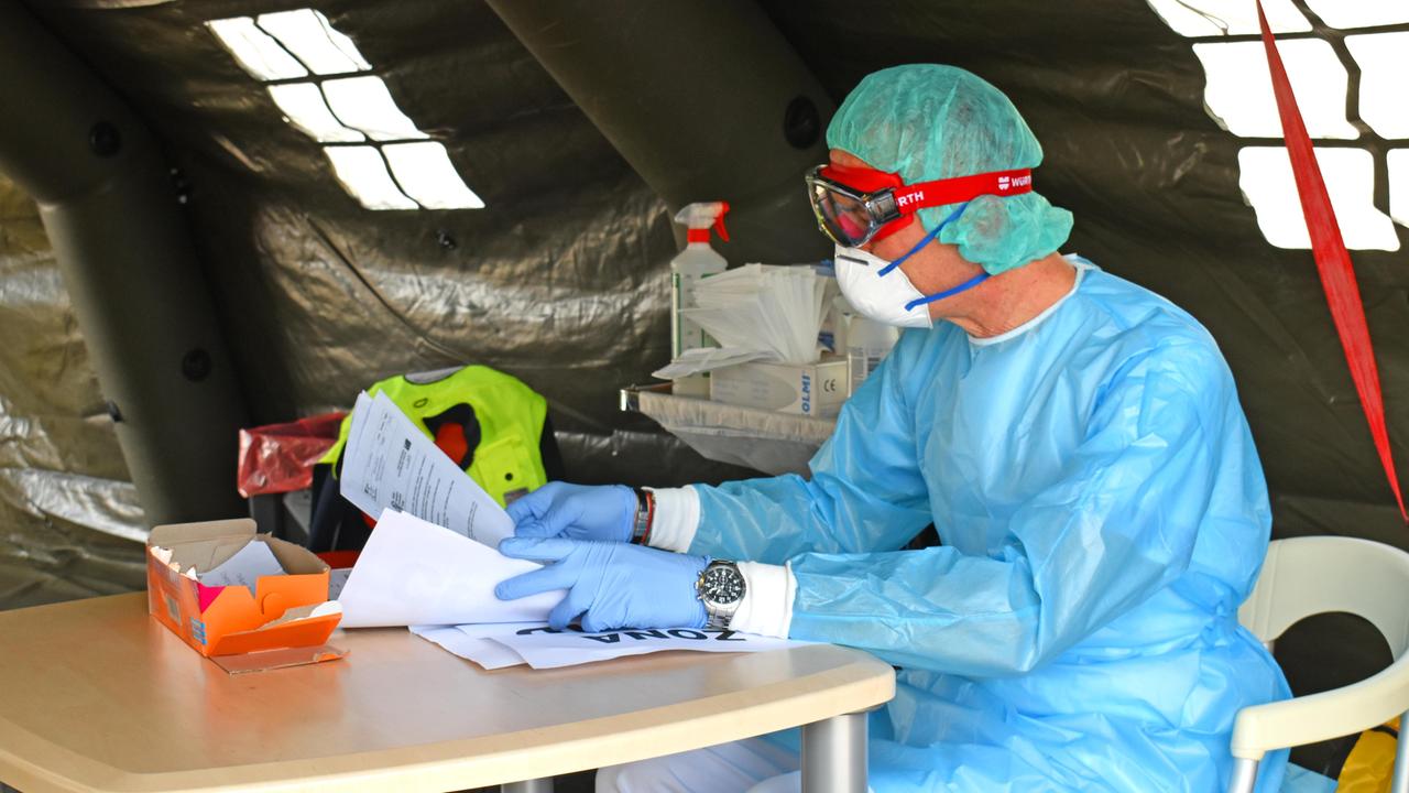 La tenda del pre-triage davanti all'ospedale Sa Jacopo (Foto Gori)