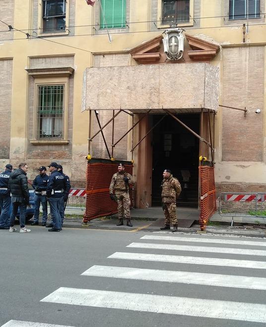 Modena, il caso. «Soldi bloccati: in tribunale il giudice non si è presentato» 