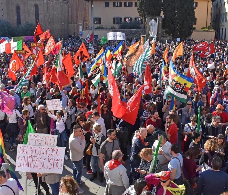 La piazza piena di un anno fa è diventata un deserto