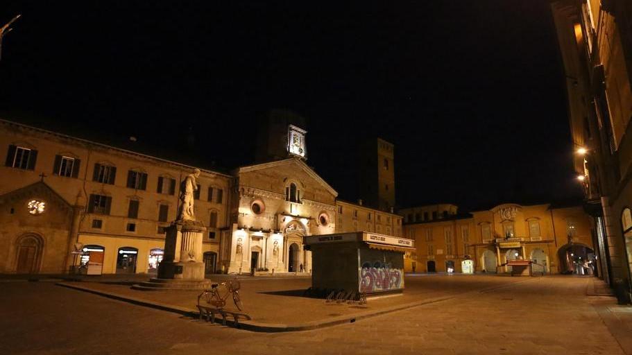 Il fascino e la spettralità della notte nei centri storici deserti da giorni