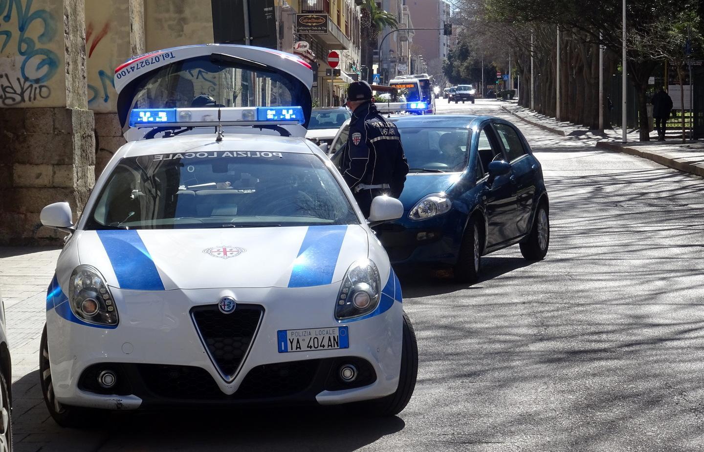 Tutta la sera sul bus senza motivo: denunciati 