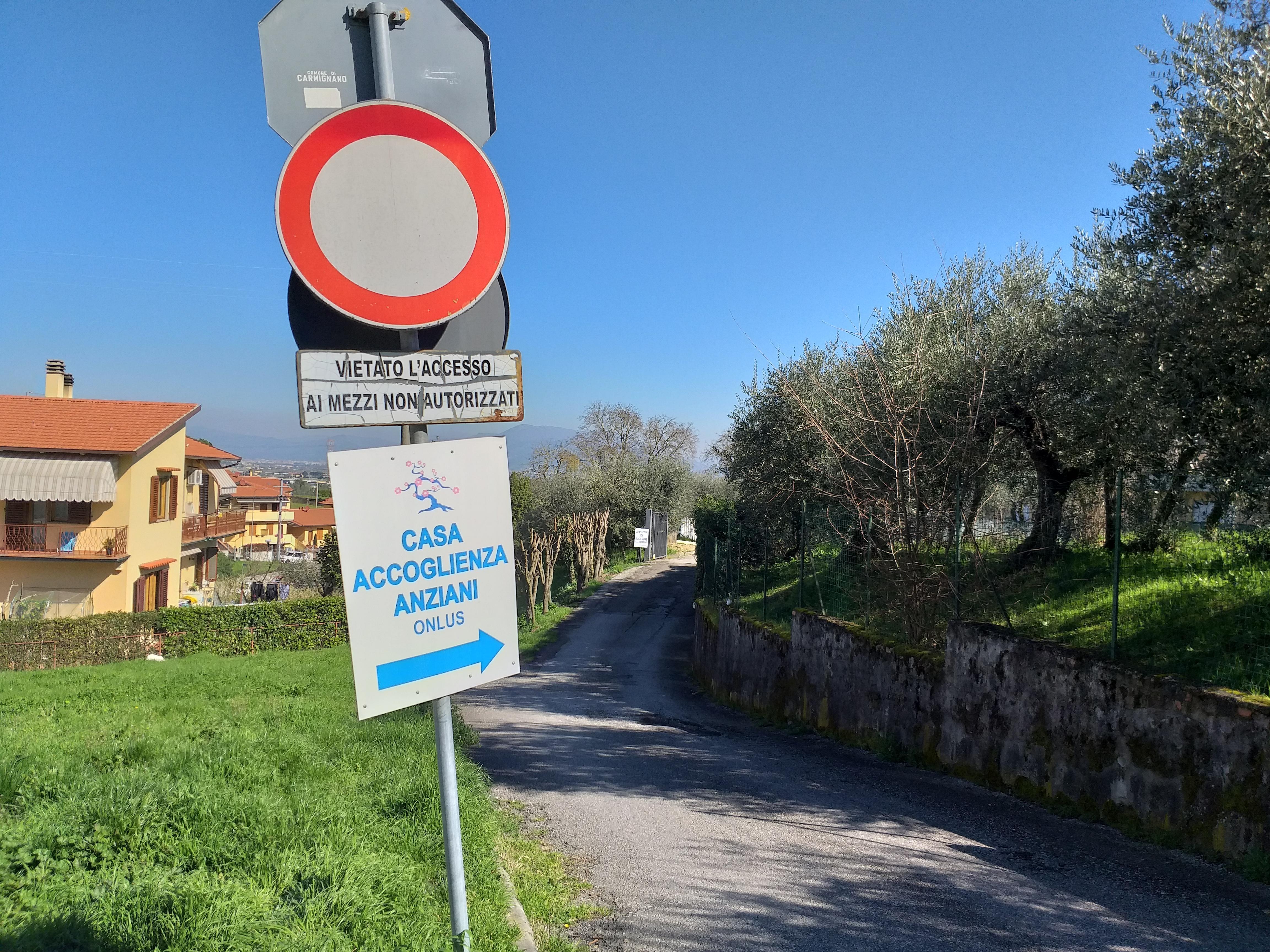La strada di accesso alla Casa accoglienza anziani di Comeana