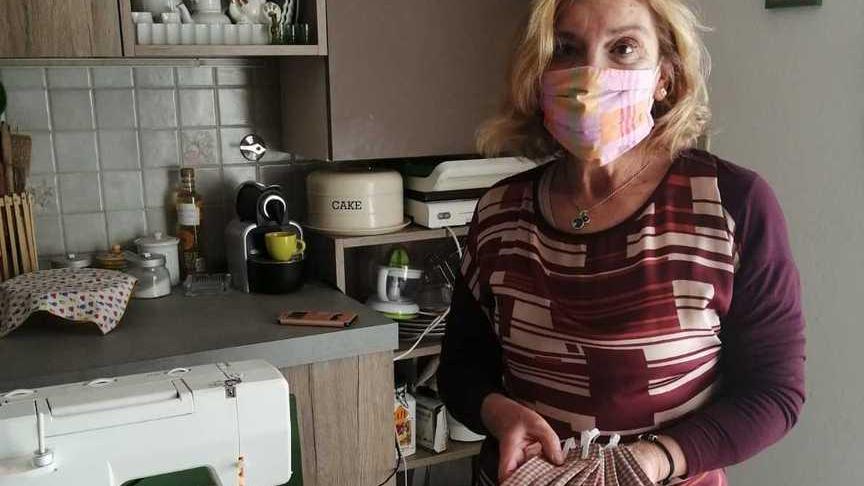 Coronavirus, cuce mascherine e le regala, ecco Daria la sarta-angelo di Vicarello