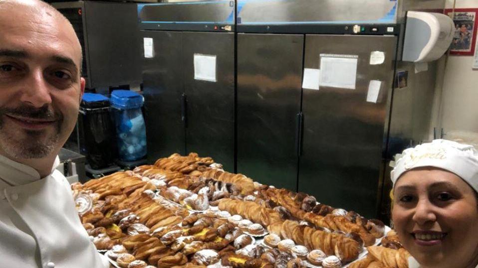 I titolari di Dolci Segreti all’ingresso dell’ospedale San Giuseppe