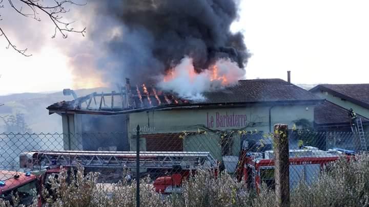 Incendio in agriturismo, vigili del fuoco al lavoro