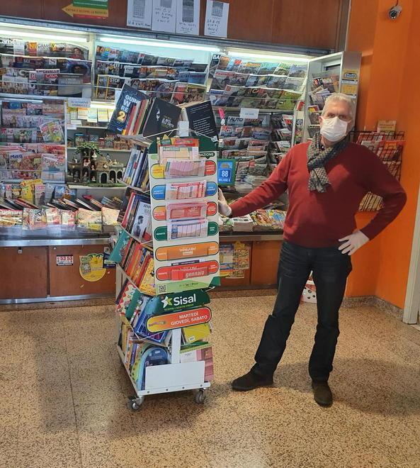 Massimo Frescucci nella sua edicola