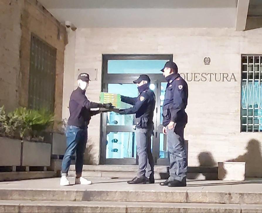 La consegna delle pizze ieri 23 marzo in questura a Cagliari