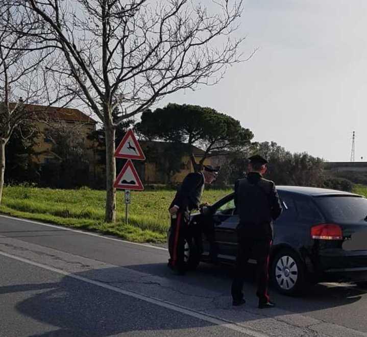 Coronavirus, c’è chi è fuori per comprare il barbecue e chi fa inversione di fronte alla pattuglia 