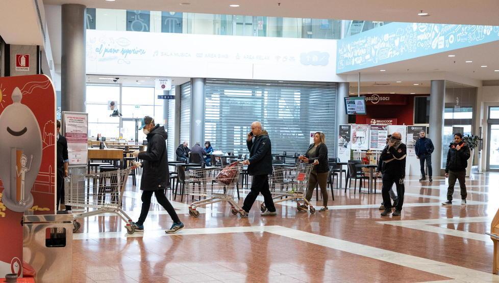 Clienti in attesa di entrare a fare la spesa alla Coop.Fi di Biscolla, che con le nuove norme sarà off limits per molti (Foto Nucci)