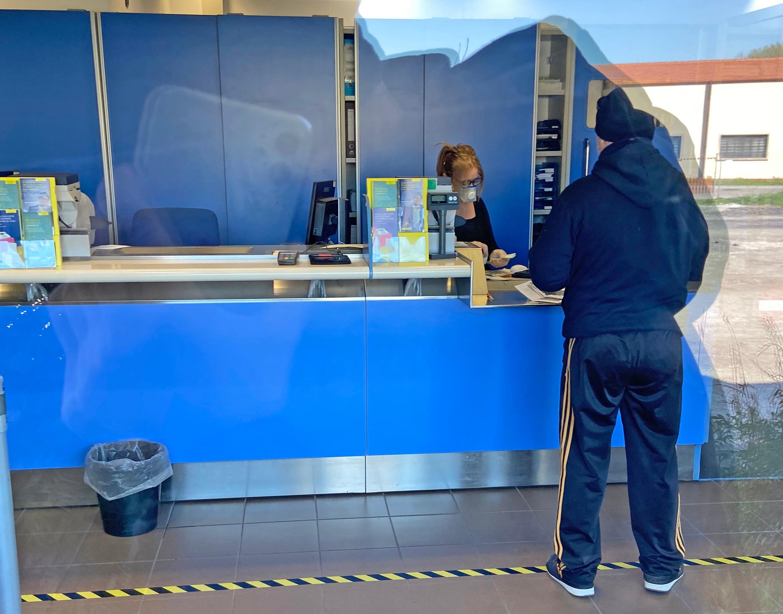 Lunghissime code fuori dalle Poste. E dentro le proteste di chi è al lavoro 