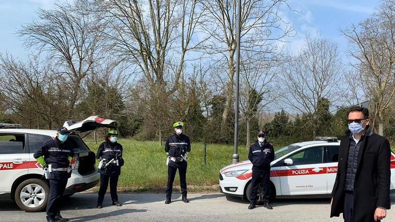 Denunciata una rosticceria che faceva accomodare i clienti ai tavolini interni