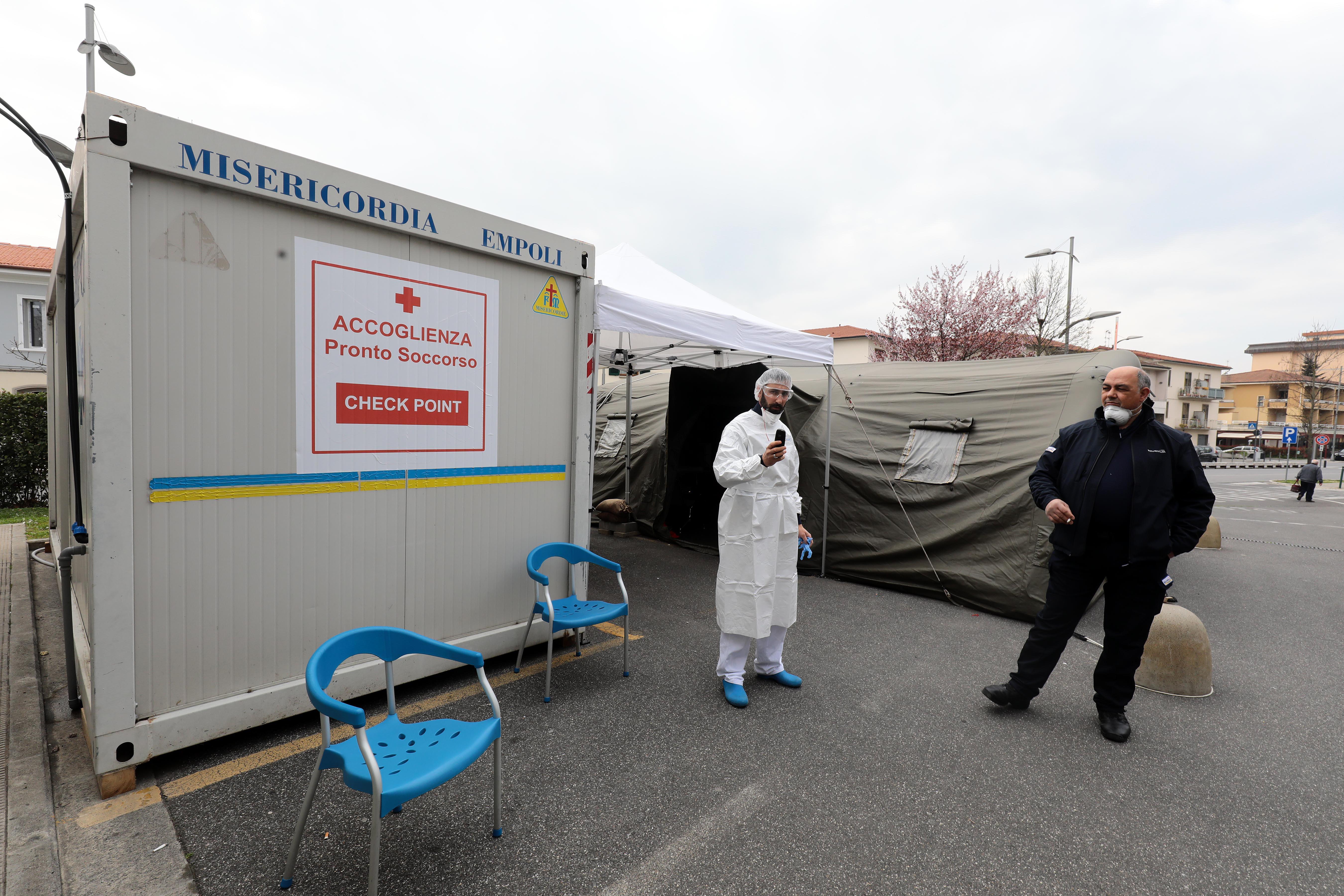 La tenda del pre-triage collocata vicino all'ospedale San Giuseppe (foto Sestini)