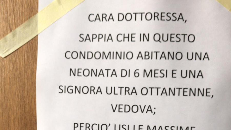 Coronavirus, parla la dottoressa nel mirino del condominio: "Quando ho visto quel cartello ho pianto"