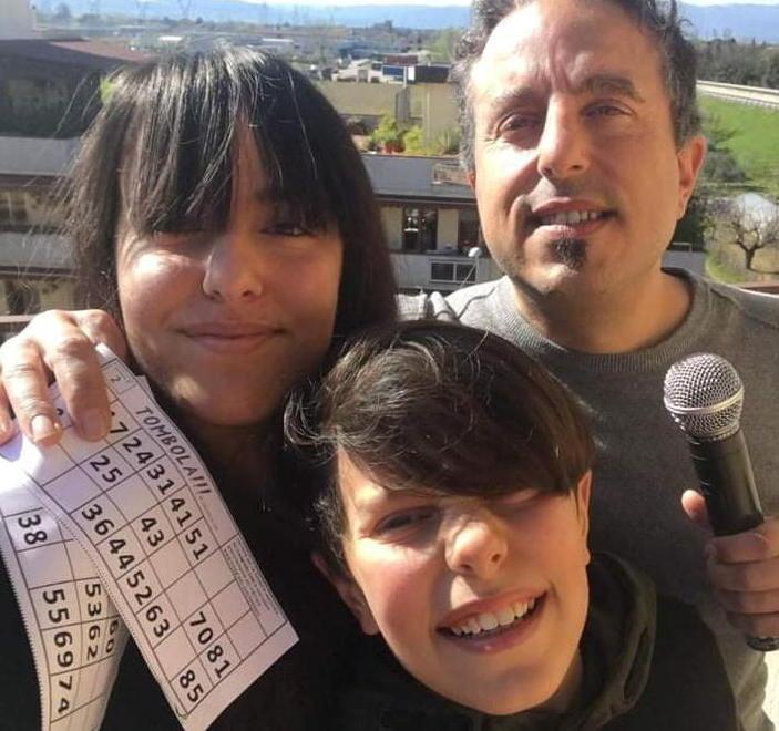 Luca Bof sulla terrazza insieme ai figli