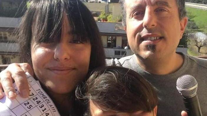 Luca Bof sulla terrazza insieme ai figli