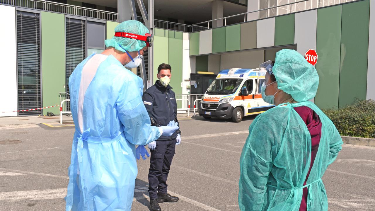 Personale sanitario davanti all'ospedale San Jacopo di Pistoia (Foto Gori)