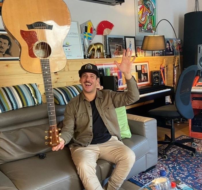 Gabbani: anch’io resto a casa Fate le pulizie, è parecchio zen 