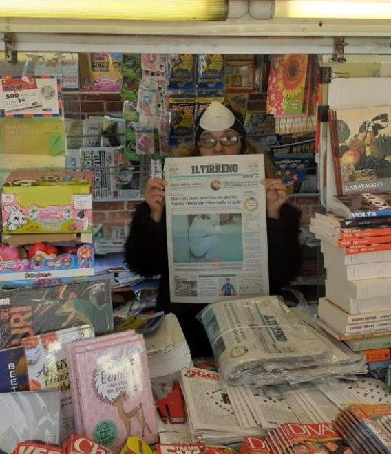 Giovanna, l’edicolante che resiste: «Se volete i giornali ve li porto» 