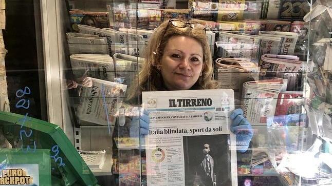 Katia Gherardi e la sua edicola un faro su via degli Oleandri