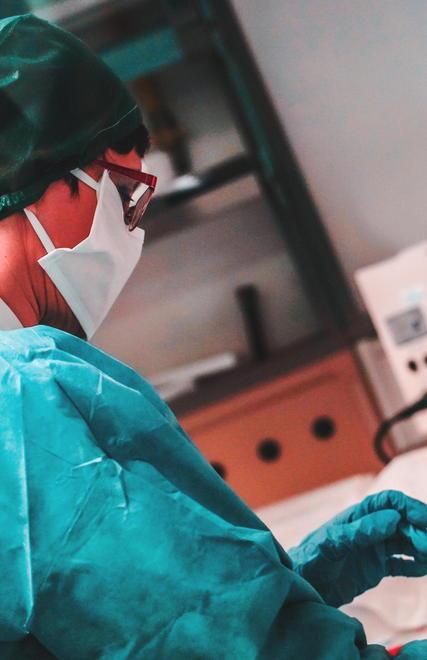 In rivolta i medici in prima linea «A rischio le mascherine Tnt 3 veli» 
