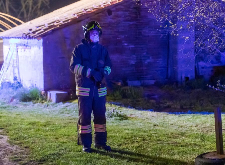 Allarme in campagna per un incendio in un cortile di casa