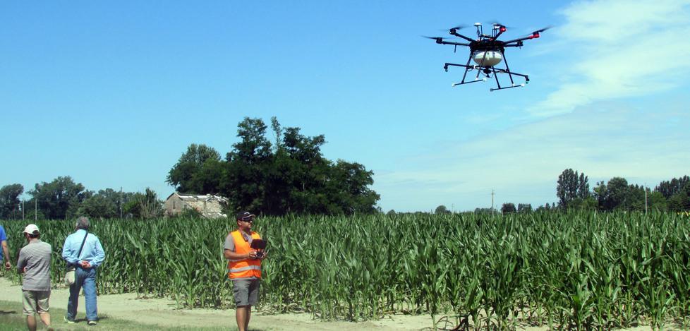 Cittadini allarmati Un drone vola tra case e strade 