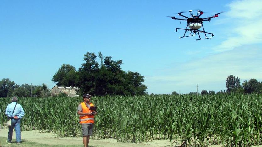Cittadini allarmati Un drone vola tra case e strade