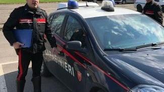 Esce in bici con droga e alcolici per andare a fare festa: denunciato