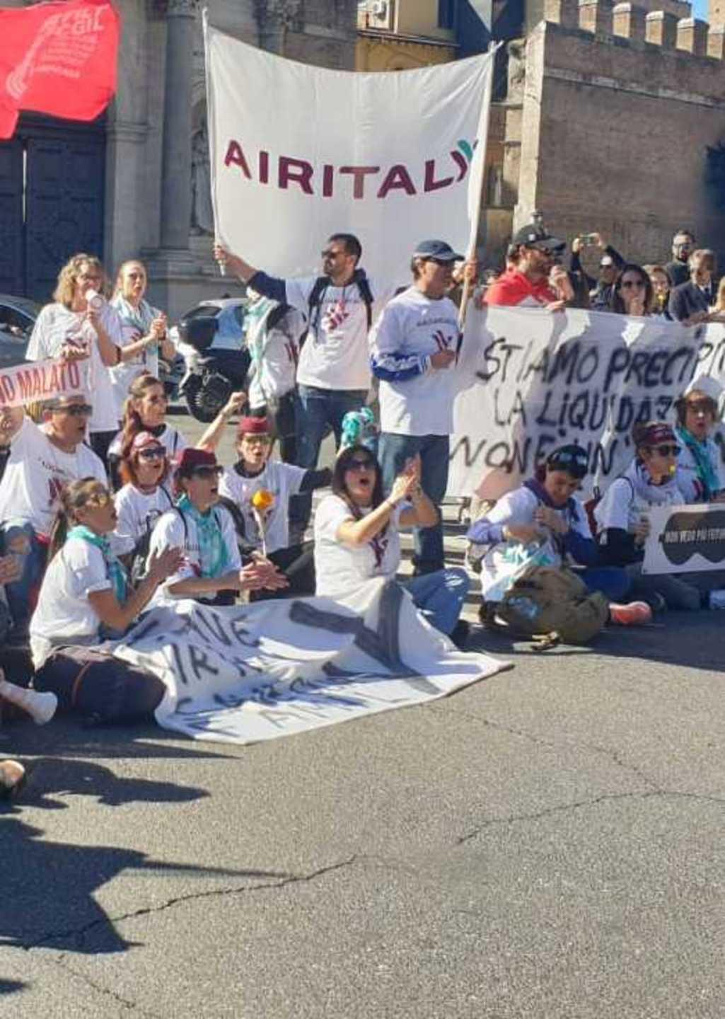 I sindacati: «Nazionalizzare anche Air Italy»