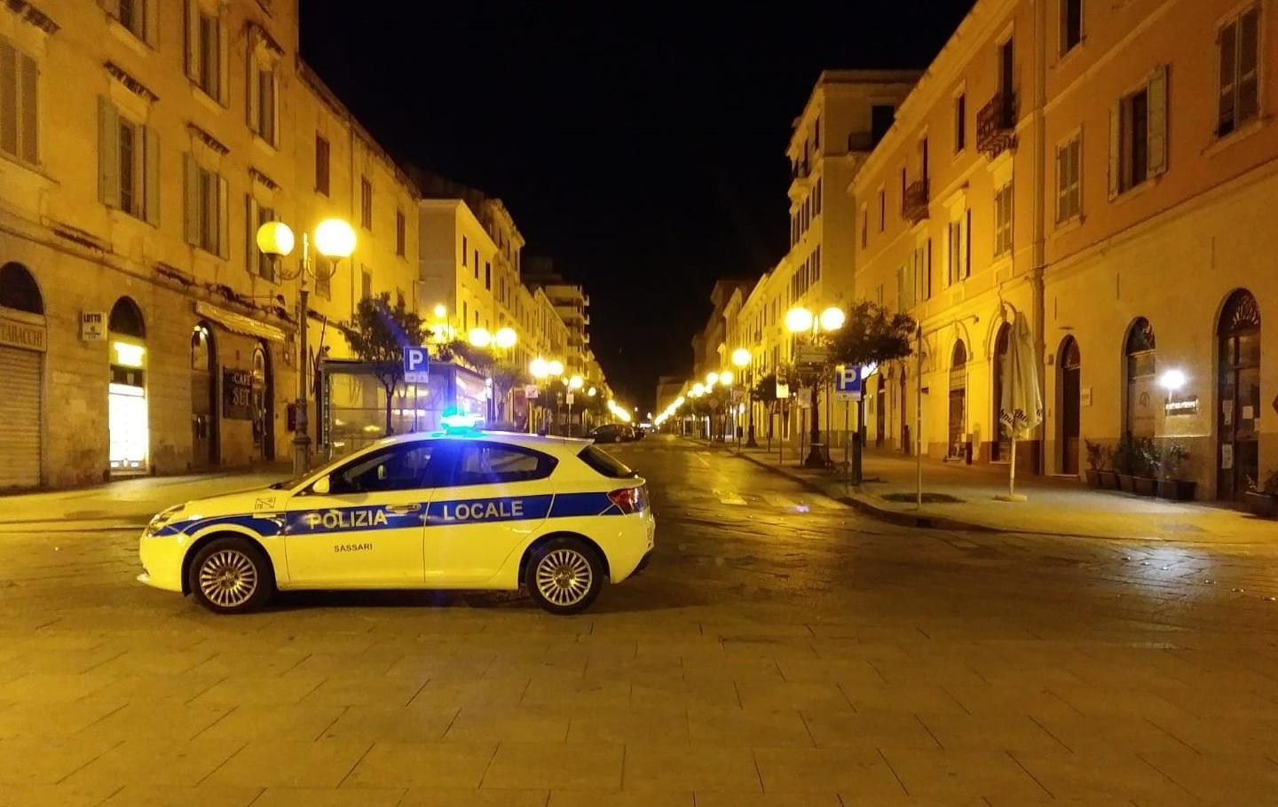 «Faccio la spesa», ma era domenica: denunciata 