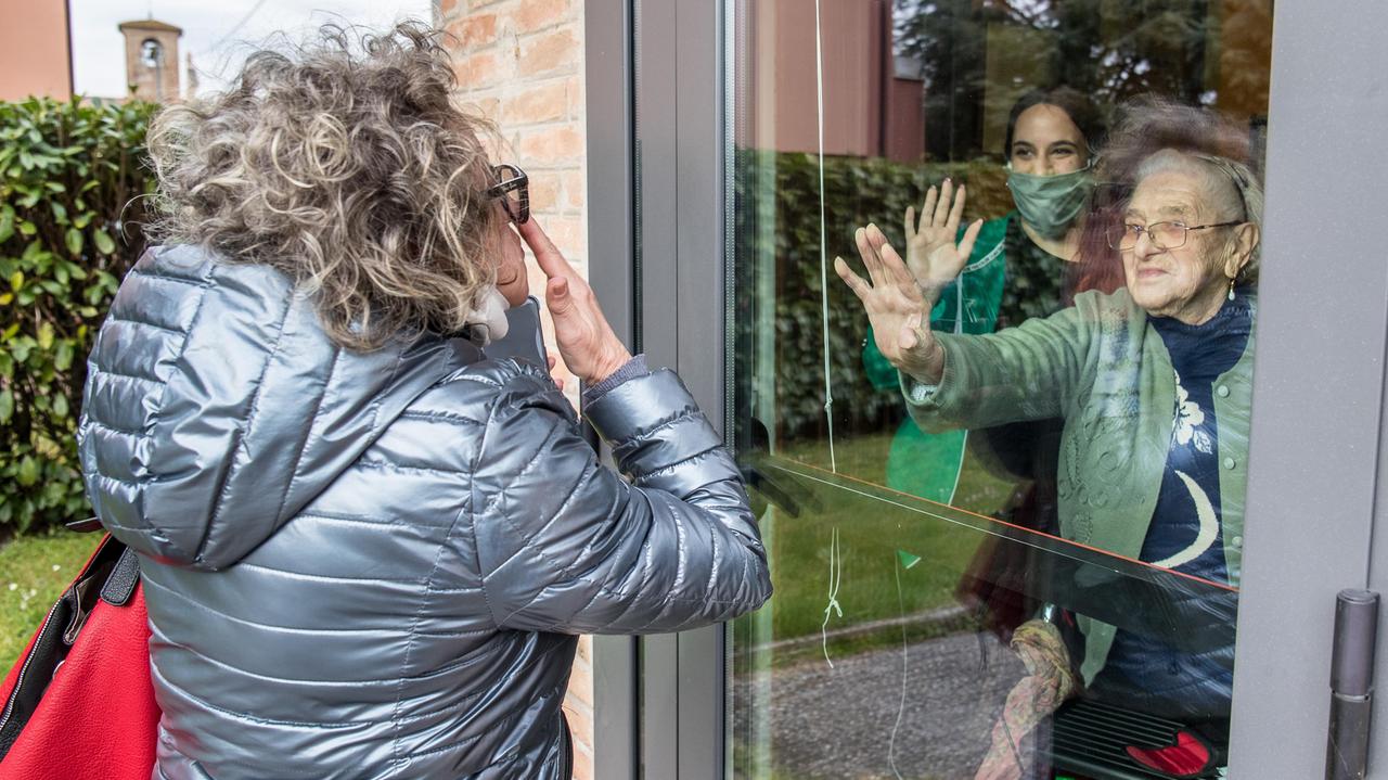 Il vetro che unisce e divide: la quotidianità degli anziani