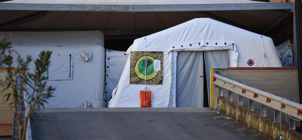 Le tende pre-triage dell'ospedaleMisericordia che diventa hub per il Covid-19 (Foto Agenzia Bf)