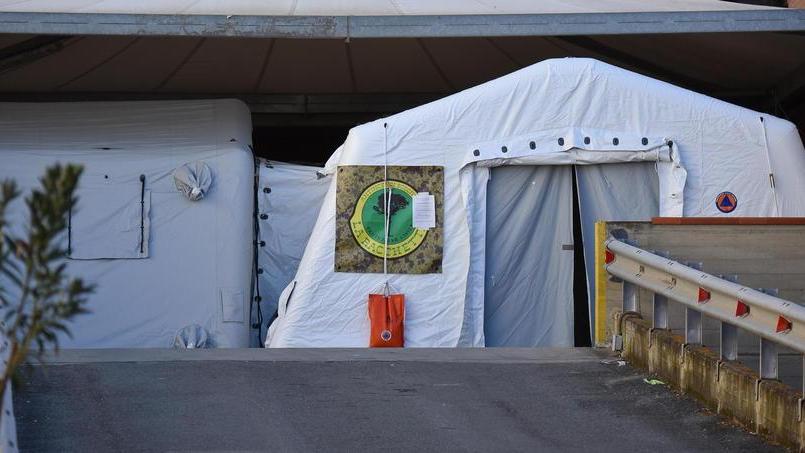 Le tende pre-triage dell'ospedaleMisericordia che diventa hub per il Covid-19 (Foto Agenzia Bf)