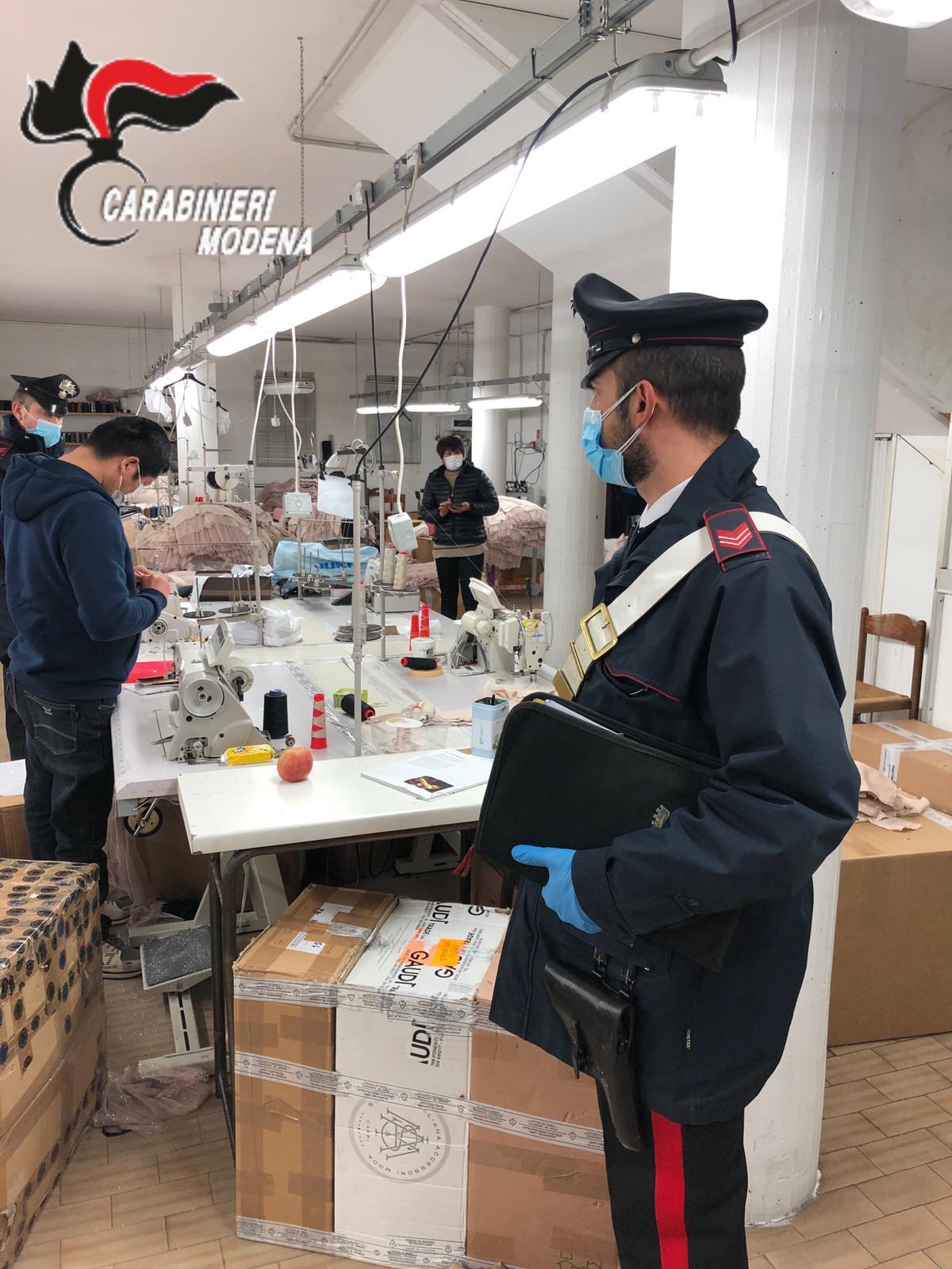 Carpi, laboratorio tessile clandestino con 8 lavoratori in nero. Chiuso e multa da 21mila euro