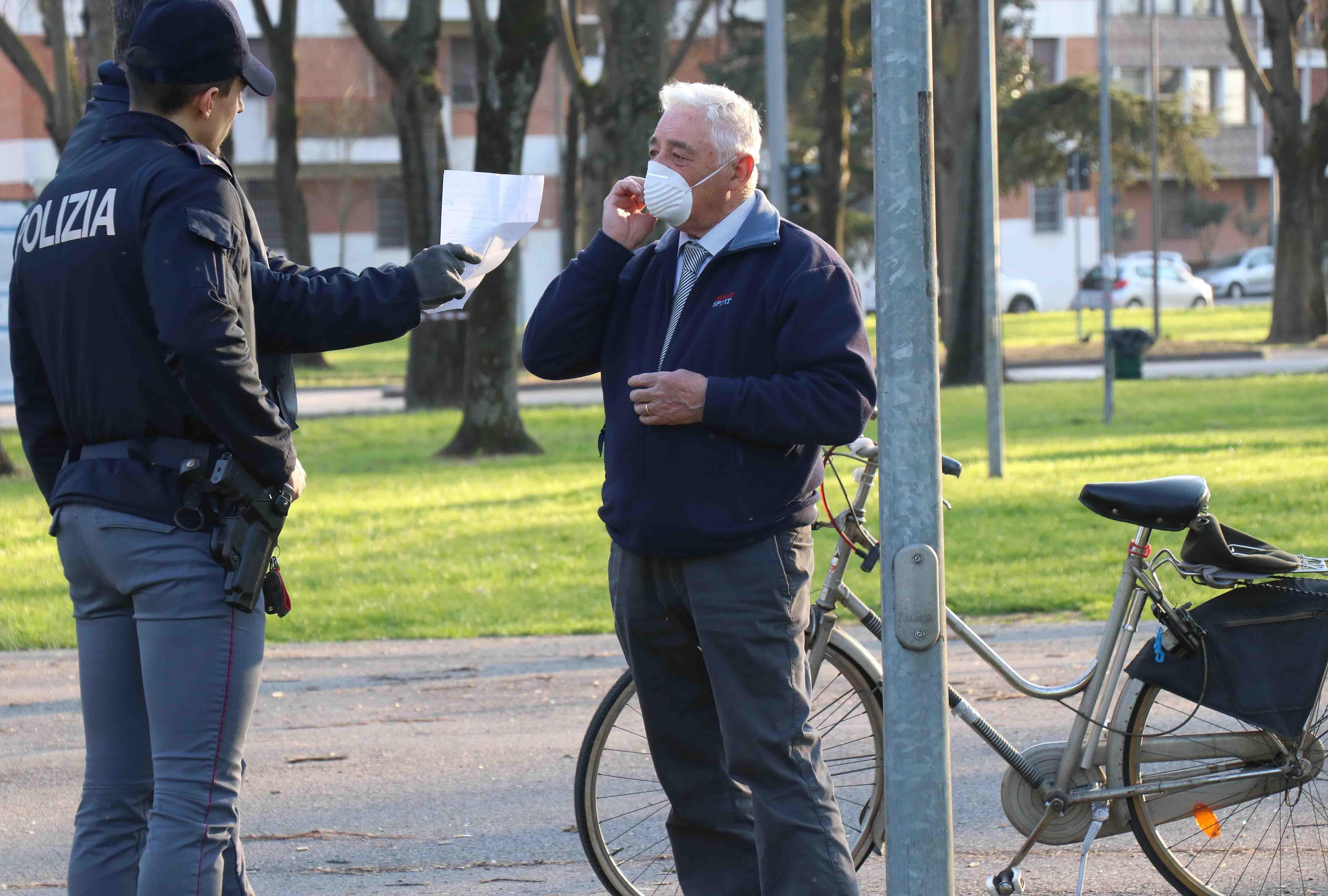 Coronavirus, poliziotti in borghese per smascherare i furbetti dell'autocertificazione 